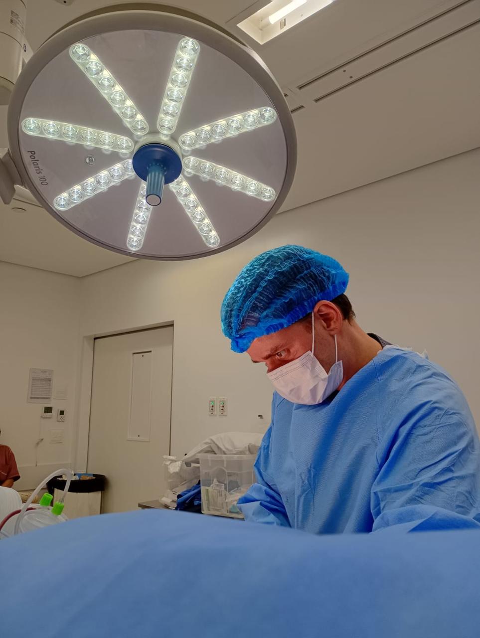 Dr. Murilo Brazan em sua rotina de atuação cirúrgica