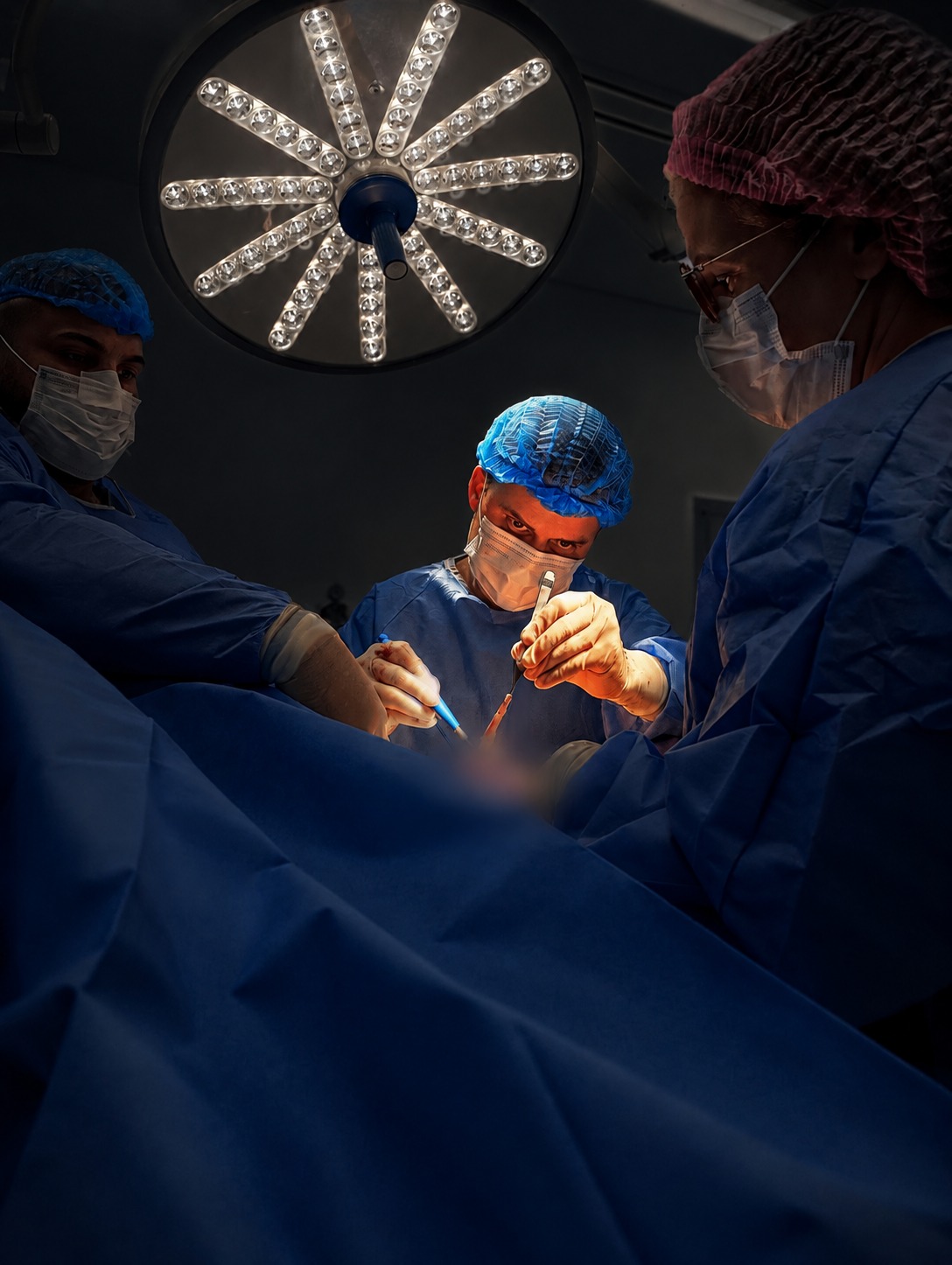 Dr. Murilo Brazan e equipe durante a atuação no centro cirúrgico