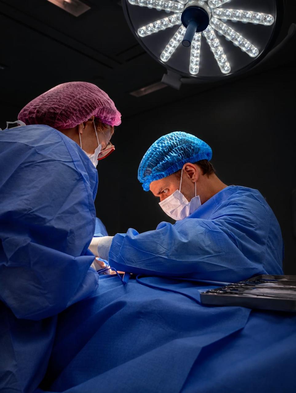 Dr. Murilo Brazan concentrado em sua atuação junto à equipe cirúrgica